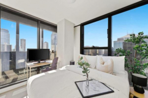 A 2BR Apt on Collins with City Views FREE Parking
